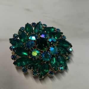 1960s Vintage Emerald Marked Weiss Brooch